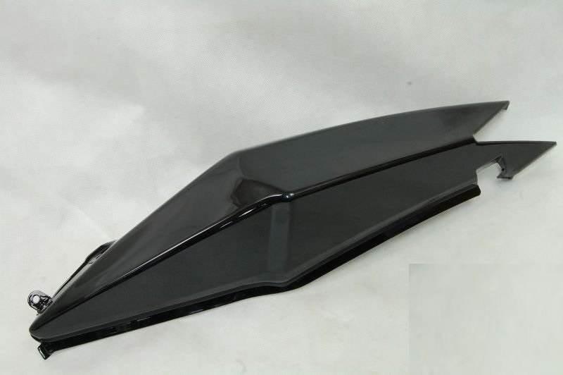 Plastik pod siedzenie prawy czarny cpi qm125-2d