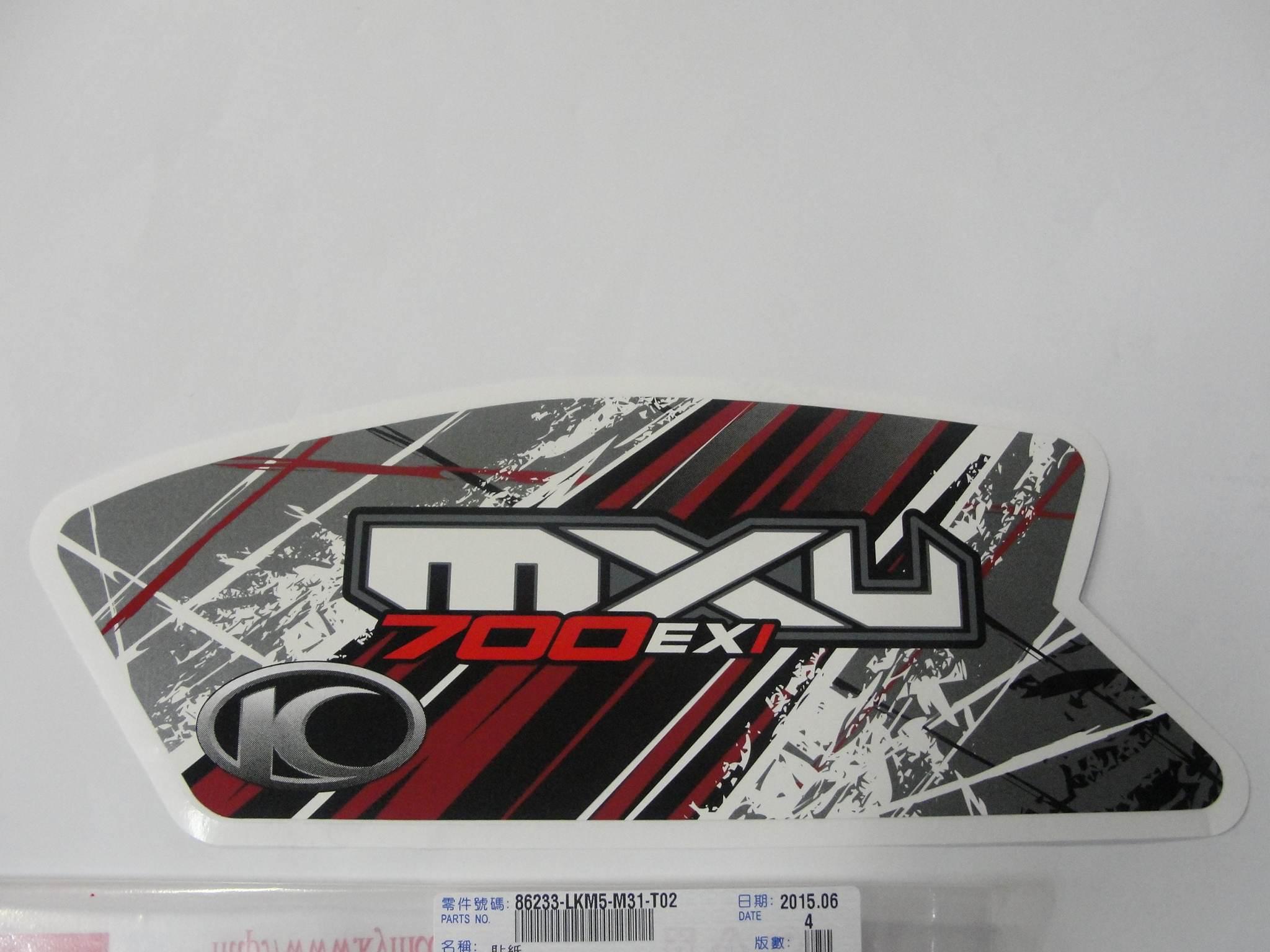 Naklejka lewa osłony zb. paliwa mxu 700 86233-lkm5-m31-t02