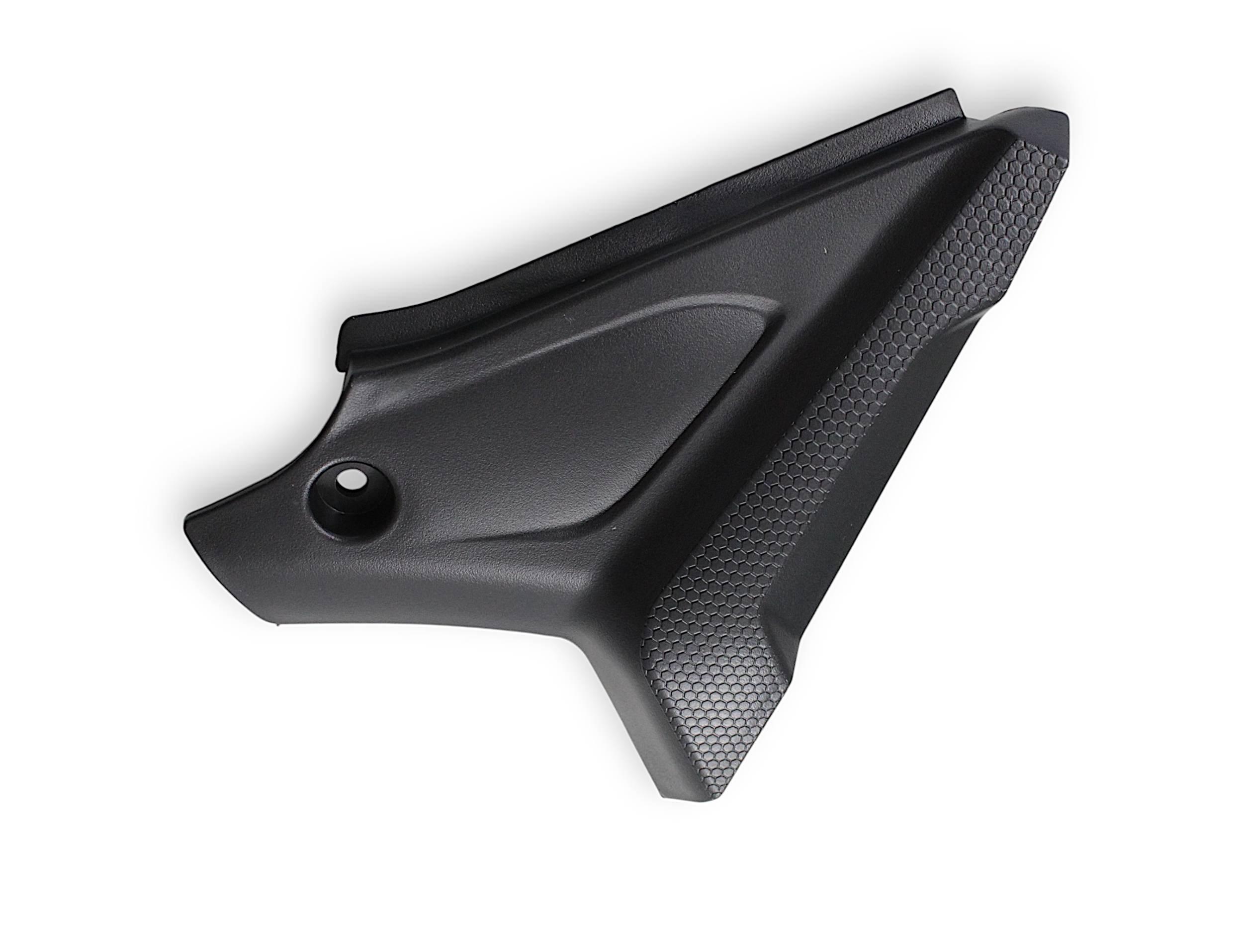 Osłona pod siedzeniem prawa srt550x 65602P160001-QJ